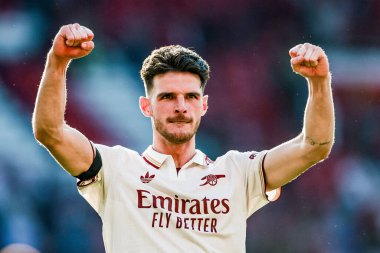 Arsenal 'den Declan Rice, Premier League maçının ardından Manchester United ile Old Trafford, Manchester, İngiltere' de oynanan 17 Ağustos 2025 tarihli Arsenal maçının galibiyetini taraftarlarıyla kutluyor.
