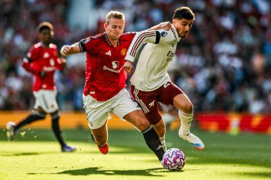 Manchester United takımından Matthijs de Ligt 17 Ağustos 2025 tarihinde Manchester United 'ın Old Trafford, Manchester, İngiltere' de oynadığı Premier League maçında Arsenal 'li Kai Havertz ile top mücadelesi verdi.