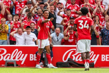 Nottingham Ormanı 'ndan Dan Ndoye, İngiltere' nin Nottingham şehrinde 17 Ağustos 2025 'te oynanan Premier League maçında Nottingham Forest' ın Brentford 'a karşı oynadığı maçı takım arkadaşlarıyla 2-0 kazanmasını kutluyor.