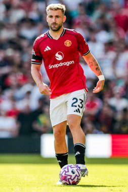 Manchester United takımından Luke Shaw, Manchester United 'ın 17 Ağustos 2025' te Old Trafford, Manchester 'da oynadığı Premier League maçında topla koşuyor.