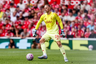 Nottingham Ormanı 'ndan Matz Sels 17 Ağustos 2025' te Nottingham Forest, Brentford 'a karşı oynadığı Premier League maçı sırasında eylemde.