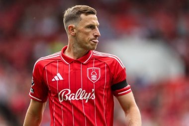 Nottingham Ormanı 'ndan Chris Wood Premier Lig maçı sırasında Nottingham Forest, Brentford' a karşı City Ground, Nottingham, İngiltere, 16 Ağustos 2025 'te seyrediyor.