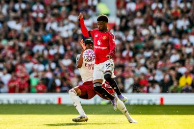 Arsenal 'den Noni Madueke, Manchester United ile Manchester United' ın 17 Ağustos 2025 'te Old Trafford, Manchester, İngiltere' de oynadığı Premier League maçında Manchester Diallo ile top mücadelesi verdi.