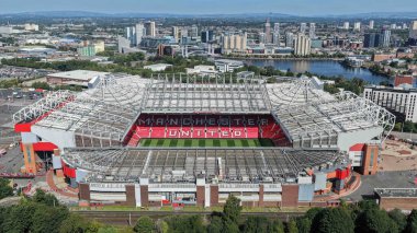 Premier Lig maçı sırasında Old Trafford ve Stratford End 'in hava görüntüsü Manchester United ile Old Trafford, Manchester, Birleşik Krallık maçı, 17 Ağustos 2025