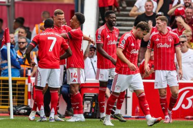 Nottingham Ormanı 'ndan Chris Wood, Nottingham City Ground, Nottingham, İngiltere' de 17 Ağustos 2025 'te oynanan Premier League maçında takım arkadaşlarıyla yaptığı maçı 1-0 kazanarak kutluyor.