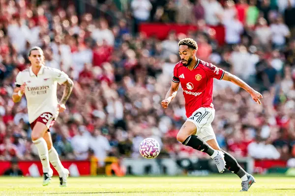 Manchester United takımından Matheus Cunha, Manchester United 'ın 17 Ağustos 2025' te Old Trafford, Manchester 'da oynadığı Premier League maçında topla koşuyor.