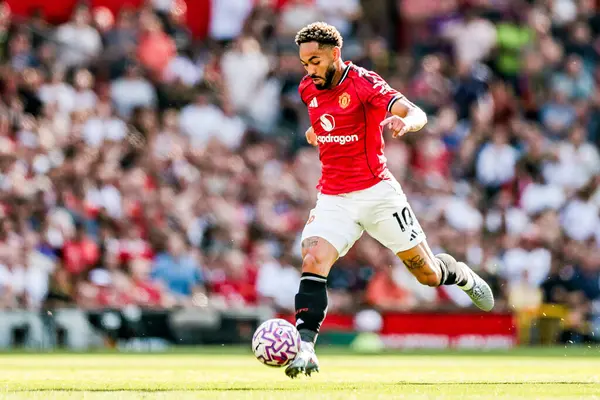 Manchester United takımından Matheus Cunha, Manchester United 'ın 17 Ağustos 2025' te Old Trafford, Manchester 'da oynadığı Premier League maçında topla koşuyor.