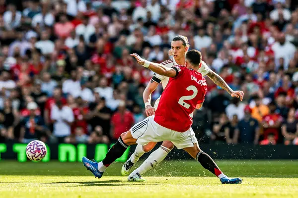 Arsenal 'den Riccardo Calafiori, Manchester United' ın 17 Ağustos 2025 'te Old Trafford, Manchester, İngiltere' de oynadığı Premier League maçında Manchester United 'dan Diogo Dalot' un baskısı altında.