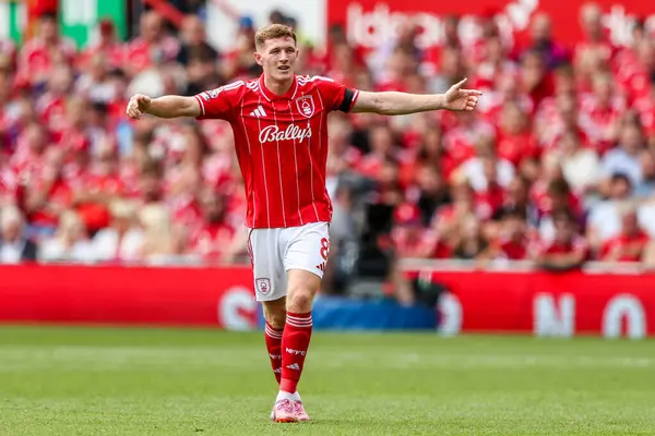 Nottingham Ormanı 'ndan Elliot Anderson 17 Ağustos 2025' te Nottingham Forest, Brentford 'a karşı oynadığı Premier League maçında tepki gösterdi.