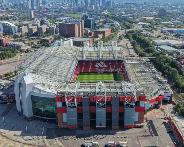 Premier Lig maçı sırasında Old Trafford ve Stratford End 'in hava görüntüsü Manchester United ile Old Trafford, Manchester, Birleşik Krallık maçı, 17 Ağustos 2025