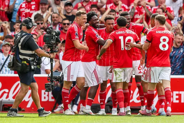 Nottingham Ormanı 'ndan Dan Ndoye, İngiltere' nin Nottingham şehrinde 17 Ağustos 2025 'te oynanan Premier League maçında Nottingham Forest' ın Brentford 'a karşı oynadığı maçı takım arkadaşlarıyla 2-0 kazanmasını kutluyor.