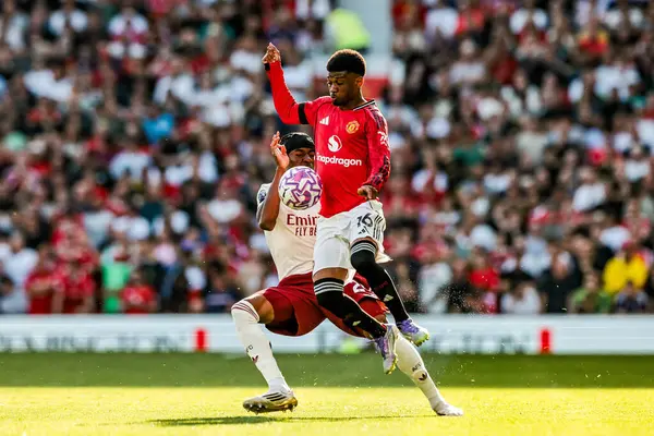 Arsenal 'den Noni Madueke, Manchester United ile Manchester United' ın 17 Ağustos 2025 'te Old Trafford, Manchester, İngiltere' de oynadığı Premier League maçında Manchester Diallo ile top mücadelesi verdi.