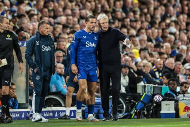 Everton 'ın David Moyes teknik direktörü, 18 Ağustos 2025' te İngiltere, Leeds 'de oynanan Premier Lig maçı sırasında Everton' a karşı Leeds United maçında Everton 'ın yerine geçmeden önce Everton' dan Jack Grealish 'e talimat veriyor.