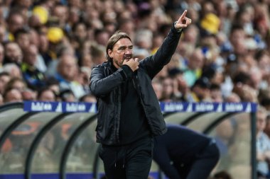 Leeds United takımının Daniel Farke teknik direktörü, 18 Ağustos 2025 'te Leeds United' ın Everton 'a karşı oynadığı Premier League maçında takım talimatlarını verir.
