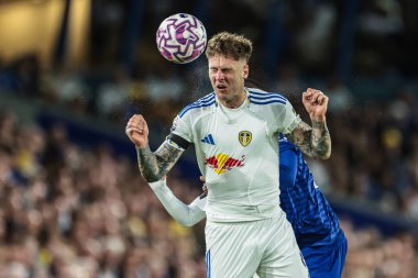 Leeds United takımından Joe Rodon, 18 Ağustos 2025 'te Leeds Road, İngiltere' de oynanan Premier League maçında Everton 'a karşı Leeds United maçında yüksek topu kazandı.