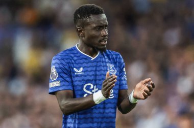 Everton 'dan İdrissa Gueye, 18 Ağustos 2025' te İngiltere 'nin Leeds Road kentinde oynanan Premier League maçında takım arkadaşlarını alkışlıyor.