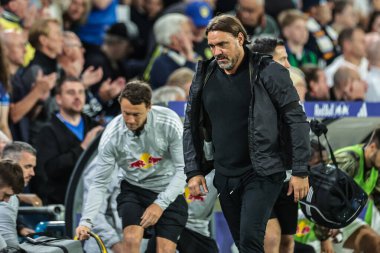 Leeds United 'ın Daniel Farke teknik direktörü Premier League maçının ilk yarısından sonra Leeds United Everton' a karşı Elland Road, Leeds, İngiltere 'de 18 Ağustos 2025' te oynanan maçta soyunma odasına dönüyor.
