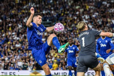 Everton 'dan Michael Keane 18 Ağustos 2025' te İngiltere 'nin Leeds Road kentinde oynanan Premier League maçında topu temizliyor.