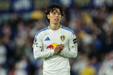 Leeds United takımından Ao Tanaka, 18 Ağustos 2025 'te İngiltere' nin Elland Road kentinde oynanan Premier League karşılaşmasında taraftarları alkışlıyor.