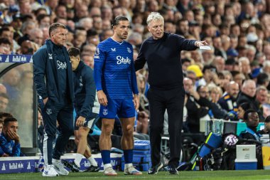 Everton 'ın David Moyes teknik direktörü, 18 Ağustos 2025' te İngiltere, Leeds 'de oynanan Premier Lig maçı sırasında Everton' a karşı Leeds United maçında Everton 'ın yerine geçmeden önce Everton' dan Jack Grealish 'e talimat veriyor.