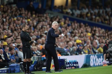 Everton 'ın David Moyes teknik direktörü, 18 Ağustos 2025' te İngiltere, Leeds Road 'da oynanan Premier League maçında takımına talimat verir.