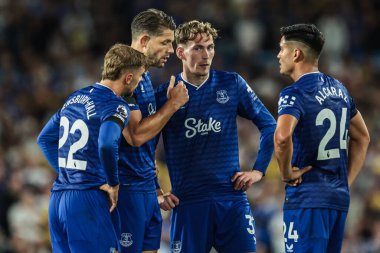 Everton 'dan James Tarkowski, Everton' dan Kiernan Dewsbury-Hall, Everton 'dan James Garner ve Everton' dan Carlos Alcaraz ile Elland Road, Leeds, İngiltere, 18 Ağustos 2025 'te oynanan Premier League karşılaşmasında Everton' a karşı bir görüşme yaptı.