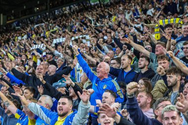 Leeds taraftarları Premier League maçından önce Leeds United 'ın Everton' a karşı oynadığı Elland Road, Leeds, İngiltere 'de 18 Ağustos 2025' te Marching On Together 'ı söylediler.