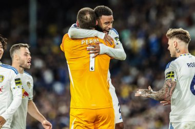 Leeds United takımından Jayden Bogle ve Leeds United takımlarından Lucas Perri, 18 Ağustos 2025 'te Leeds Road, İngiltere' de oynanan Premier League karşılaşmasında kazandıkları zaferi kutluyorlar.