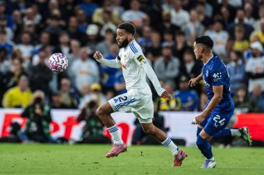 Leeds United takımından Jayden Bogle, 18 Ağustos 2025 'te İngiltere' nin Leeds Road kentinde oynanan Premier League maçında topu aldı.