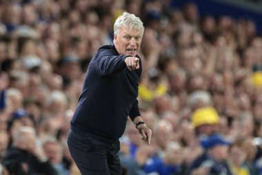 Everton 'ın David Moyes teknik direktörü, 18 Ağustos 2025' te İngiltere, Leeds Road 'da oynanan Premier League maçında takımına talimat verir.