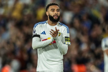 Leeds United takımından Jayden Bogle, 18 Ağustos 2025 'te İngiltere' nin Elland Road kentinde oynanan Premier League maçından sonra taraftarları alkışlıyor.