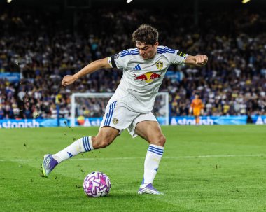 Leeds United takımından Daniel James 18 Ağustos 2025 'te Leeds Road, Leeds, İngiltere' de oynanan Premier League maçında topu çaprazlıyor.