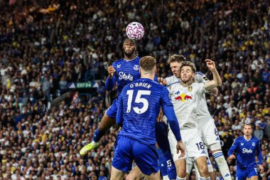 18 Ağustos 2025 'te İngiltere' nin Leeds Road kentinde oynanan Premier League maçı Leeds United-Everton maçında Everton kaleye doğru ilerliyor.