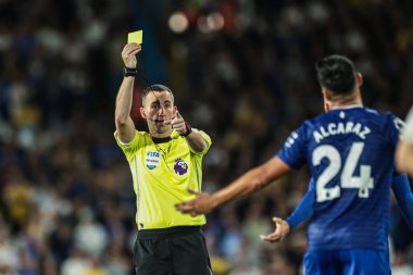 Hakem Chris Kavanagh, 18 Ağustos 2025 'te İngiltere, Leeds' te oynanan Premier League maçı sırasında Everton 'dan Carlos Alcaraz' a sarı kart verdi.