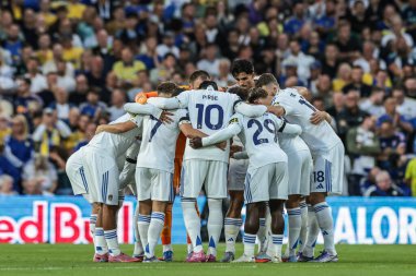 Leeds United oyuncuları Premier League maçında Leeds United Everton 'a karşı Elland Road, Leeds, İngiltere' de 18 Ağustos 2025 'te oynanan maçtan önce bir araya geldiler.