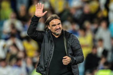 Leeds United takımından Daniel Faroe, Premier League maçından sonra Leeds United 'ın Everton' a karşı oynadığı Elland Road, Leeds, İngiltere 'de 18 Ağustos 2025' te oynanan maçta taraftarları alkışlıyor.