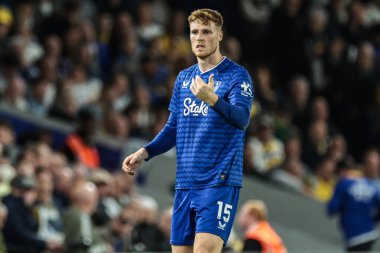 Everton 'dan Jake O' Brien, 18 Ağustos 2025 'te İngiltere, Leeds Road' da oynanan Premier League maçında takımına talimat verir.