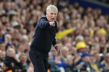 Everton 'ın David Moyes teknik direktörü, 18 Ağustos 2025' te İngiltere, Leeds Road 'da oynanan Premier League maçında takımına talimat verir.
