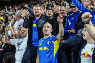 Leeds United taraftarları, 18 Ağustos 2025 'te İngiltere' nin Leeds Road kentinde oynanan Premier League maçı Leeds United-Everton maçında son penaltıyı attıktan sonra galibiyeti kutluyorlar.