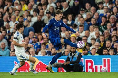 Leeds United 'dan Daniel James Garner' ın Premier League maçında attığı topu Everton 'a karşı Elland Road, Leeds, İngiltere' de 18 Ağustos 2025 'te oynadığı maçta Everton' dan James Garner kontrol ediyor.
