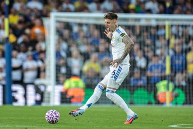 Leeds United takımından Joe Rodon, 18 Ağustos 2025 'te İngiltere' nin Leeds Road kentinde oynanan Premier League maçında topu geçti.