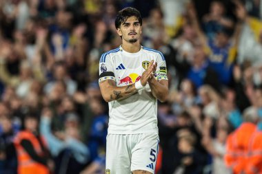 Leeds United takımından Pascal Struijk, 18 Ağustos 2025 'te İngiltere' nin Leeds şehrinde oynanan Premier League maçı sonrasında taraftarları alkışlıyor.