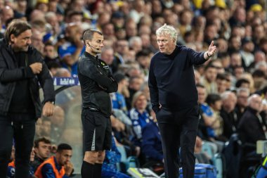 Everton 'ın David Moyes teknik direktörü, 18 Ağustos 2025' te Leeds United ile Everton arasında oynanan Premier League maçı sırasında VAR 'ın Leeds United' a penaltı vermesinden sonra dördüncü resmi Andrew Kitchen 'a şikayette bulundu.