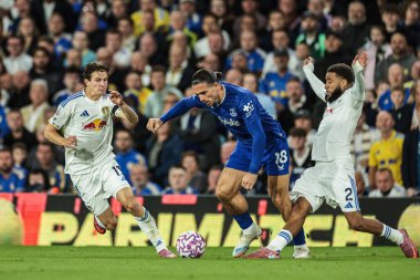Everton 'dan Jack Grealish, Leeds United takımının Jayden Bogle' ı ile oynanan Premier League maçı sırasında Elland Road, Leeds, İngiltere, 18 Ağustos 2025 'te oynanan Everton maçında faul yaptı.