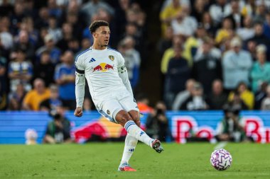 Leeds United takımından Ethan Ampadu 18 Ağustos 2025 'te İngiltere' nin Leeds Road kentinde oynanan Premier League maçında topu pasladı.