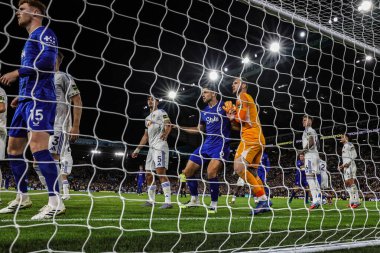 Leeds United takımından Lucas Perri, 18 Ağustos 2025 'te Leeds Road, Leeds, İngiltere' de oynanan Premier League maçında Everton 'dan James Tarkowski' nin koruduğu köşeyi savunmaya hazırlanıyor.