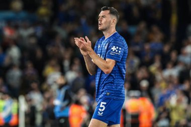 Everton 'dan Michael Keane, 18 Ağustos 2025' te İngiltere 'nin Leeds Road kentinde oynanan Premier League maçında taraftarları alkışlıyor.