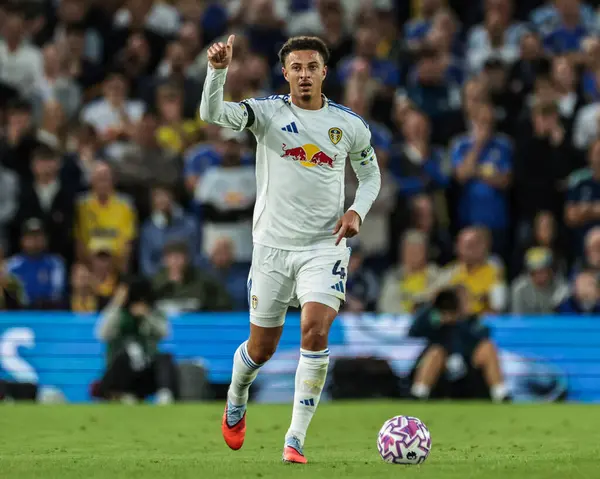Leeds United takımından Ethan Ampadu 18 Ağustos 2025 'te İngiltere' nin Leeds Road kentinde oynanan Premier League maçında Leeds United Everton 'a karşı oynadı.