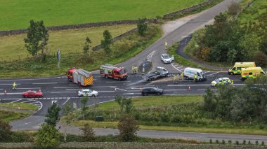 Acil durum ekipleri, A66 'ya çarpan iki minibüsün bir süreliğine kapatılmasının ardından olay yerindeler ancak Keswick, The Lake District, Cumbria, İngiltere, 20 Ağustos 2025' te kısmen yeniden açıldı.