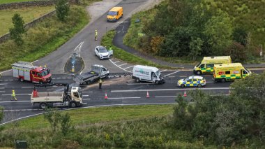 Acil durum ekipleri, A66 'ya çarpan iki minibüsün bir süreliğine kapatılmasının ardından olay yerindeler ancak Keswick, The Lake District, Cumbria, İngiltere, 20 Ağustos 2025' te kısmen yeniden açıldı.